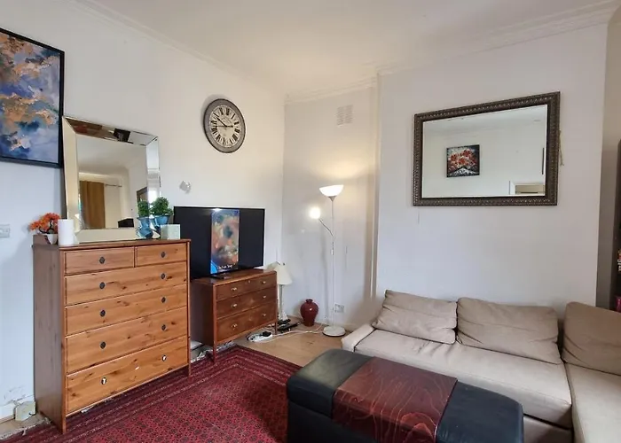 Extra Large One Bedroom Flat With Parking