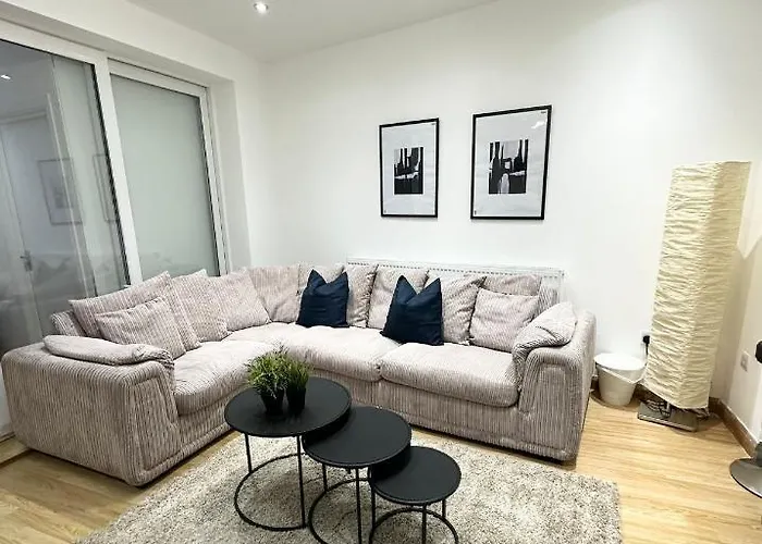 London Charm - Stylish Room In Spacious Home