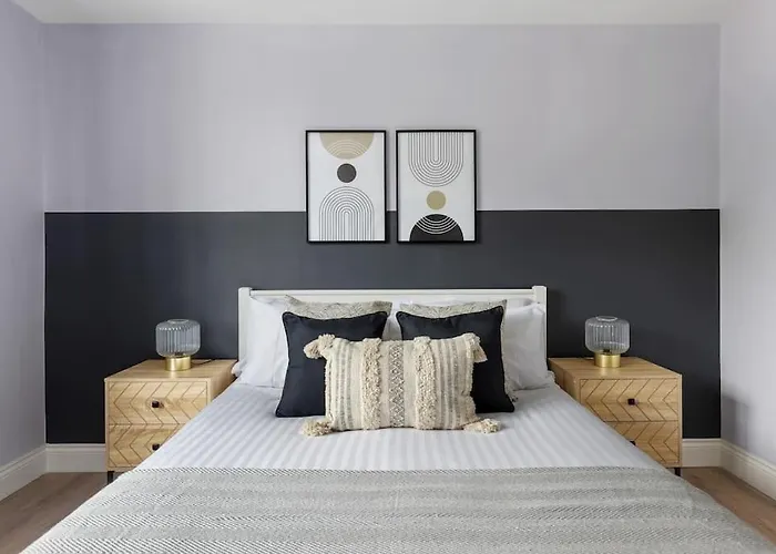 Stylish & Spacious 3 Bed Apartment With Fast Wifi, Close To Tube & Wembly