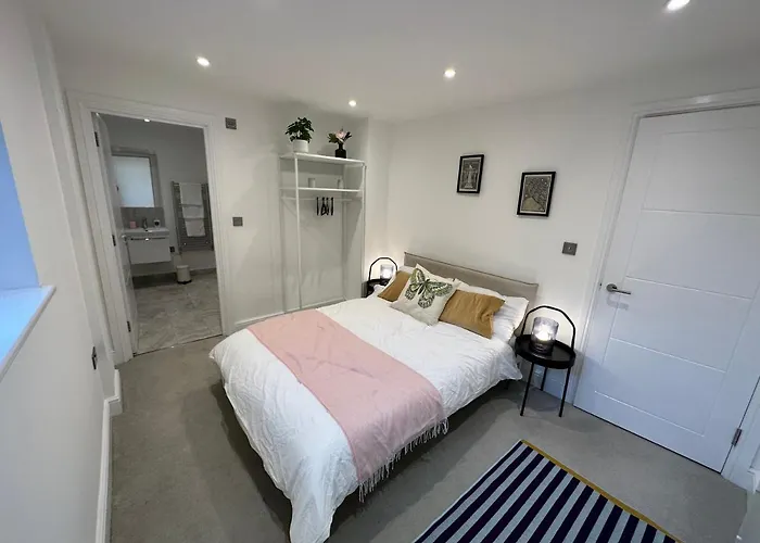 Brilliant Private Bedroom & En-Suite In New Flat -1A August House