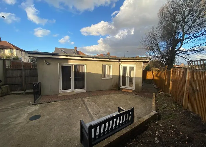 Private House With Free Park For Group Near Wembley Station