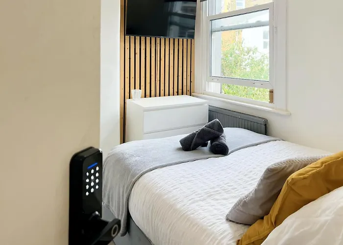 Minet Gardens - Modern Centrally Located - Suite 5