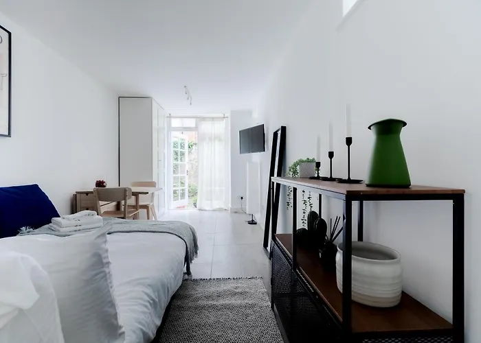 Bright & Charming Hampstead Garden Studio