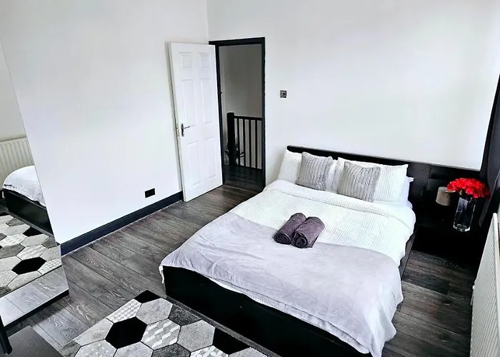 3 Bedroom House In Tottenham 10 Mins Walk From Seven Sisters Station