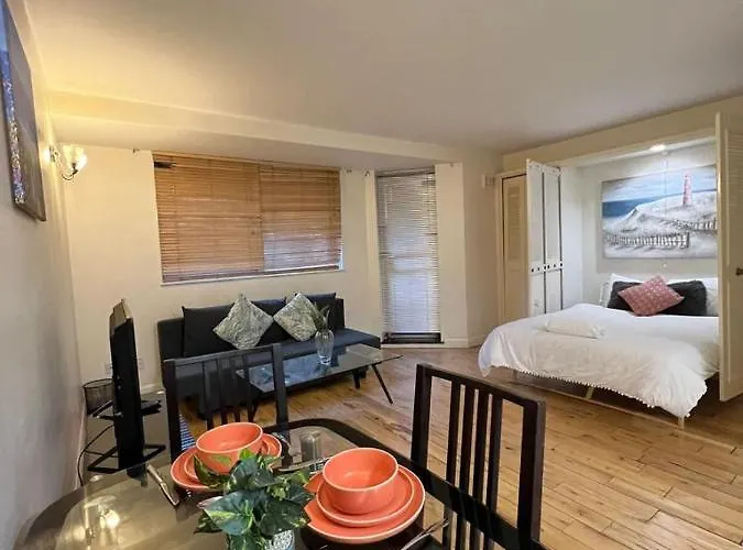 Chelsea Warm Budget Studio Flat On Cromwell Road