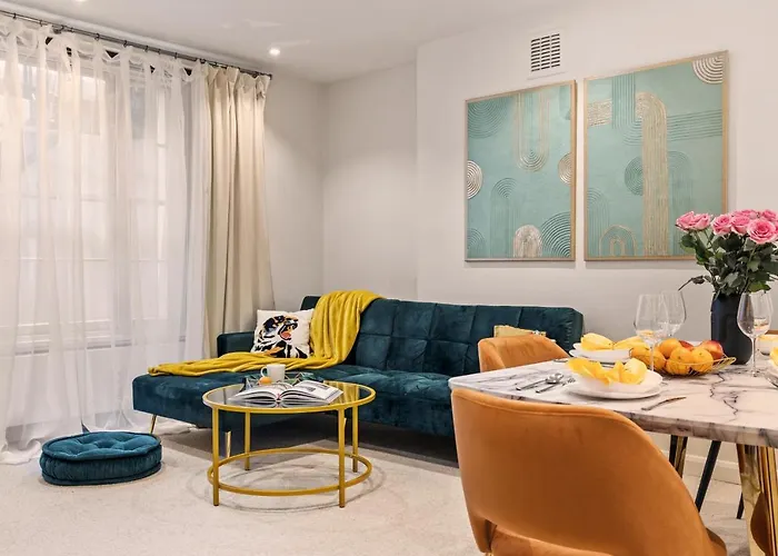 Hyde Park Luxury Two-Bedroom Apartment With Patio