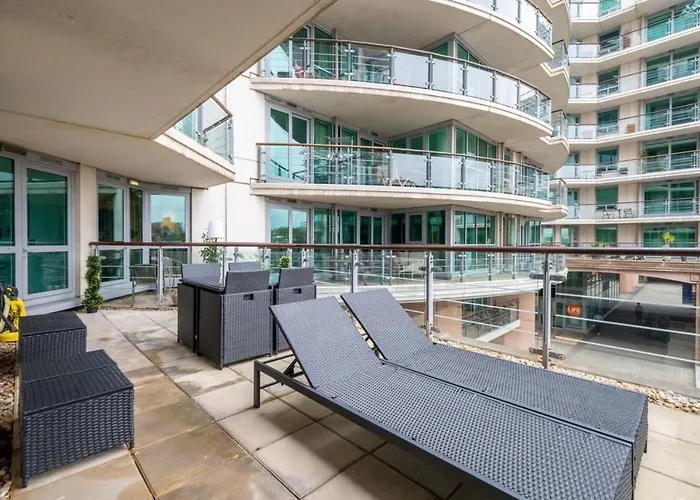 Central 2Bd Flat W River View Balcony - Vauxhall!