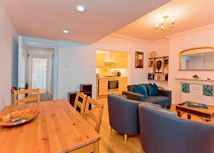 Gorgeous London 2-Bed Flat - 25 Minutes Walk From Winter Wonderland