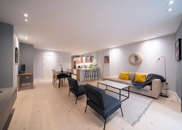 Stylish 1Br - Bright & Large Living Area W/ Patio
