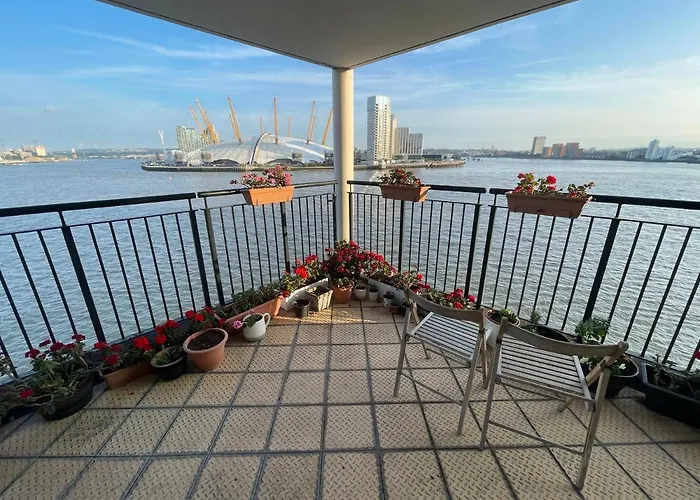 Very Large Ensuite Room With Wonderful View Over The River Thames In A Peaceful & Calm Residential Building - Shared Flat With 1 Host