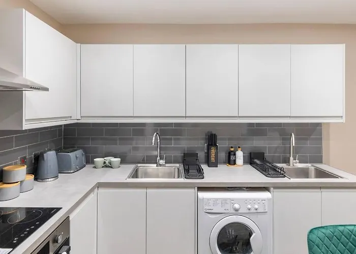 Convenient Spacious House Next Seven Sisters Station London