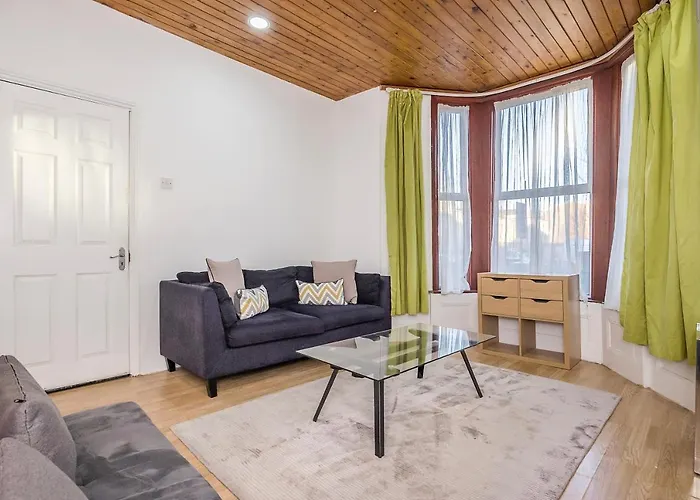 Bright Guest House In Stratford