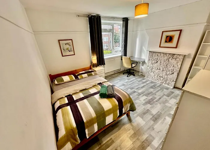 Aldgate East Rooms R1