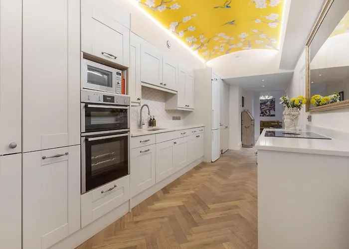Stylish Kensington Courtyard Apartment
