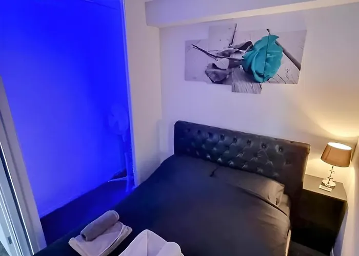 Sleek & Stylish - E15 Apartment With Parking