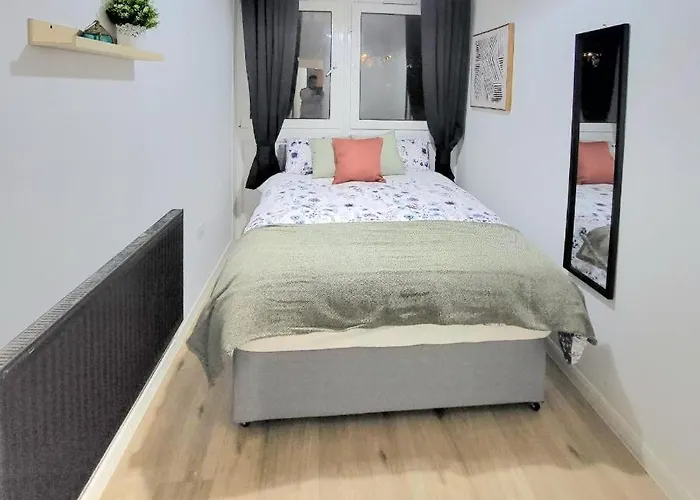 Three Bed Flat In Mile End