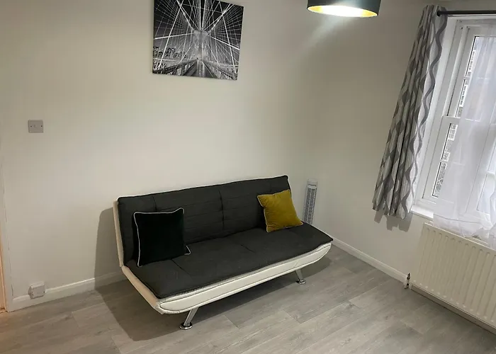 One Bedroom Flat Near Vauxhall Train Station London
