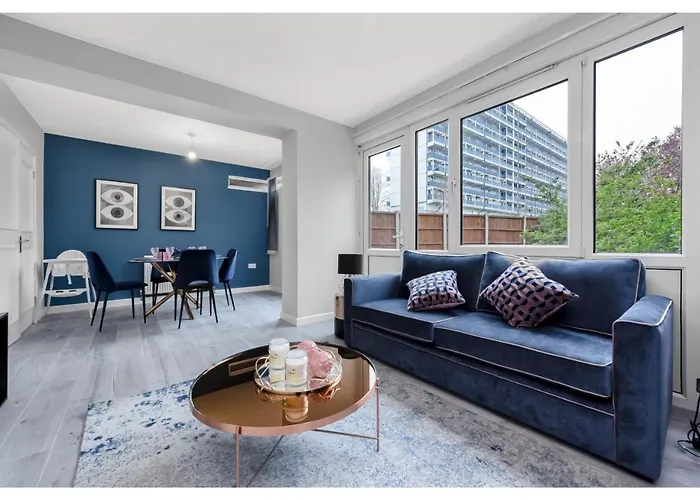 Lovely 4 Bedroom With Outdoor Space!