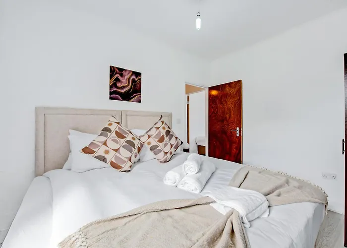 Lovely Home - Park Views & Ideal Transport Links
