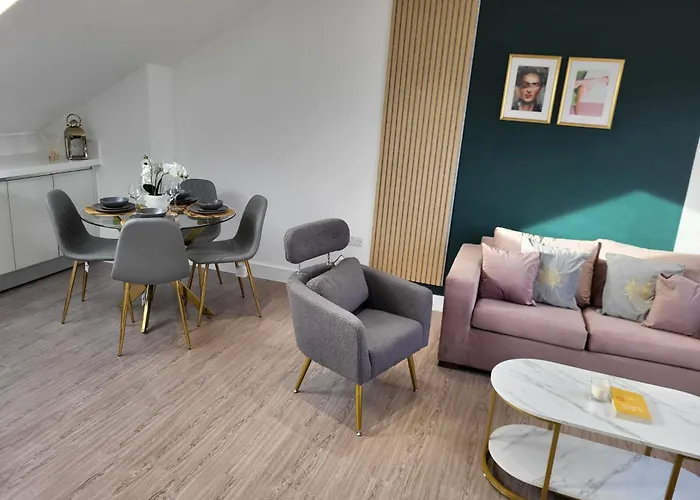 20 Mins To Central London, Stylish Sky Views 2 Bed