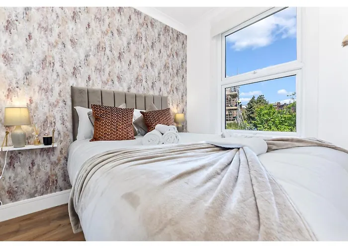 Energizing Getaway: Newly Renovated 2 Bedroom Flat