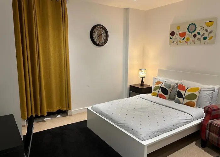 Modern En-Suite Room And Self Catering In London