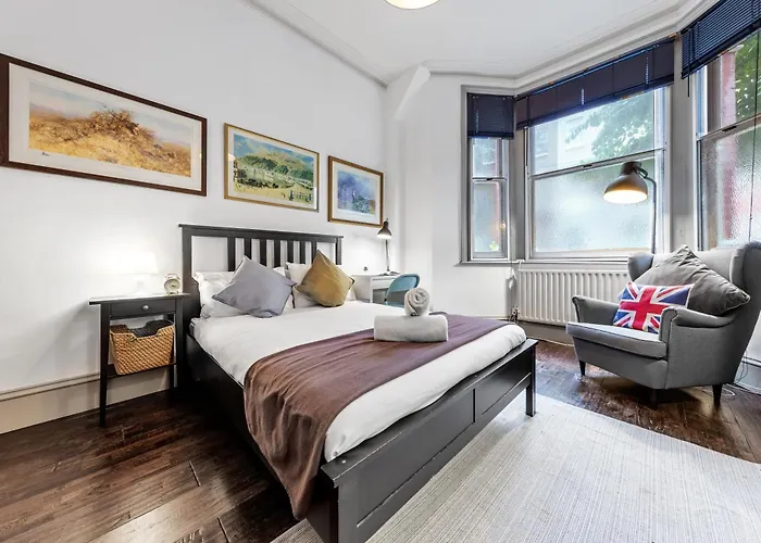 Quiet 2X Bedroom Victorian Terrace Flat + Garden