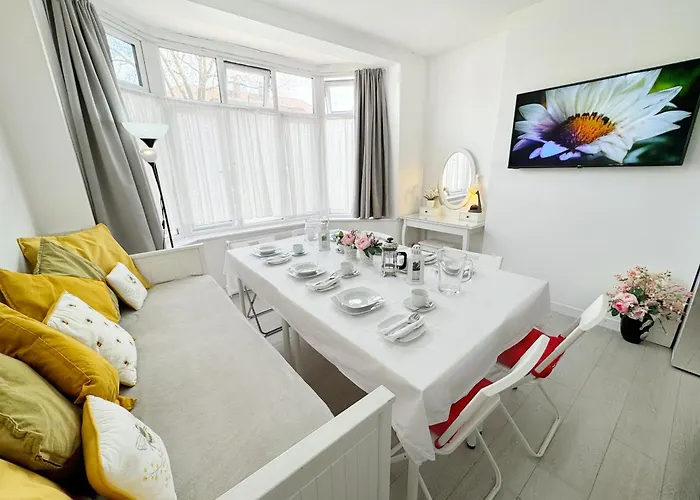 Luxurious House Near Excel- Air Conditioning, 9 Beds, 2 Baths, Garden, Fast Wifi