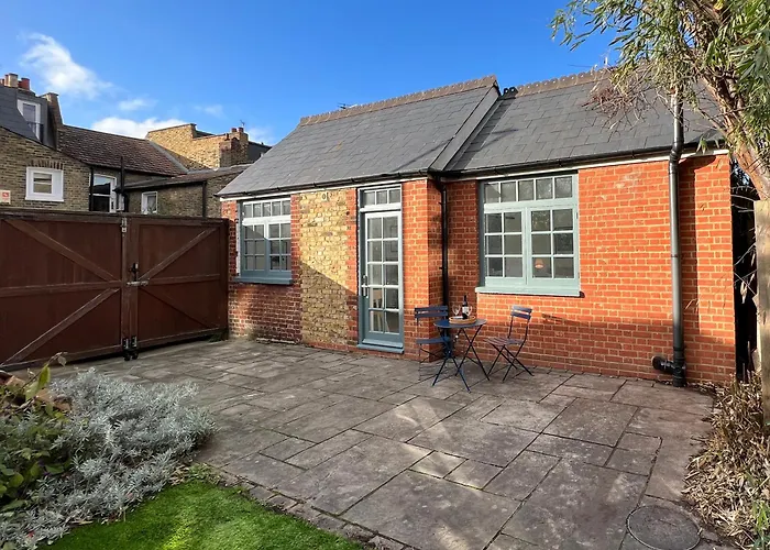 Forge Cottage - Pretty 1 Bedroom Cottage With Free Off Street Parking