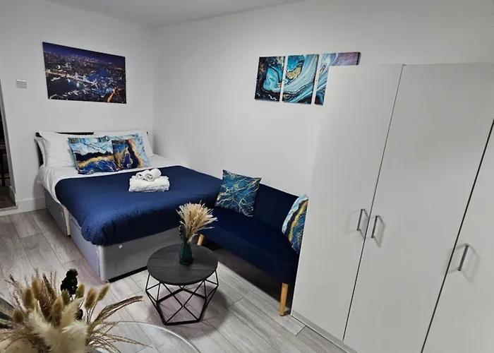 Cozy Ground-Floor Studio, Excellent City Access