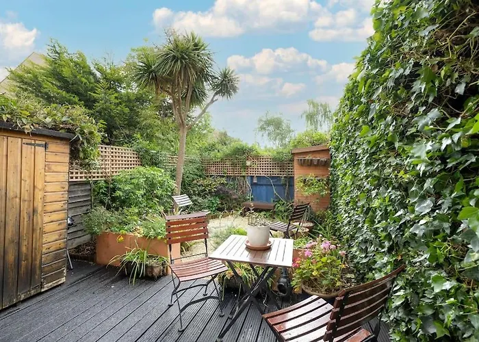 Victoria Park 2 Bedroom House W/ Garden & Parking