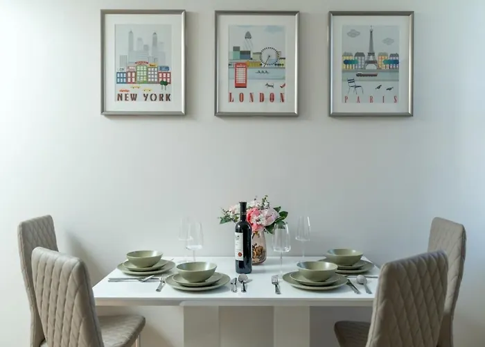 City Of London Lovely Two Bedroom Apartment