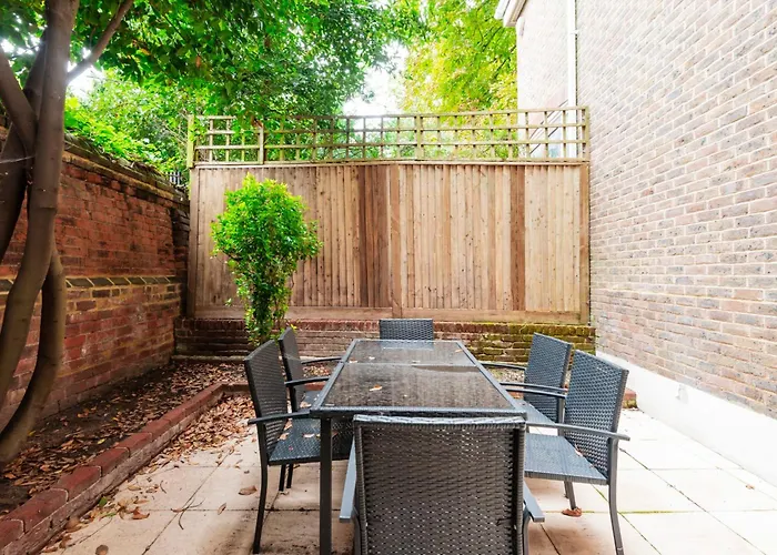 Hampstead Garden Flat-Hosted By Sweetstay