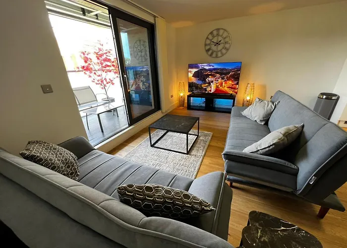 New! Charming Apartment Near London Attractions