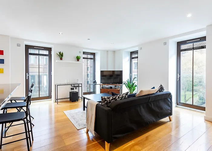 Serene Cityscape - 2Br Luxury Westminster Apartment
