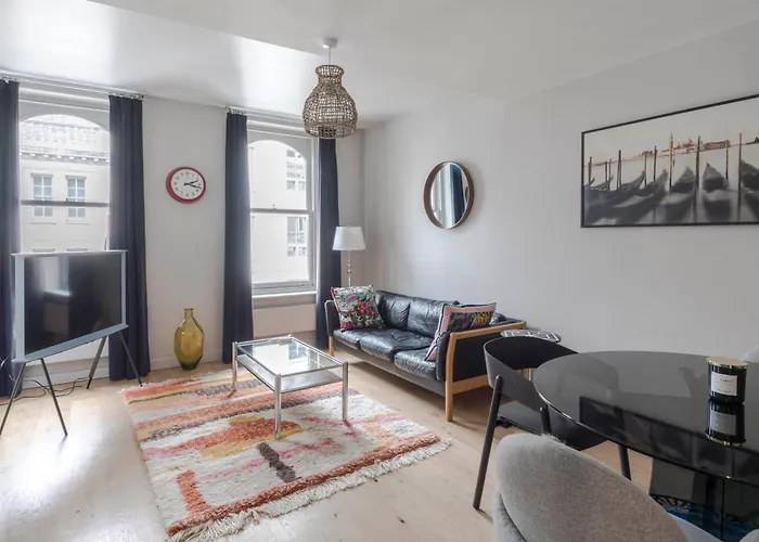 Immaculate 2-Bed Apartment In Prime Central London