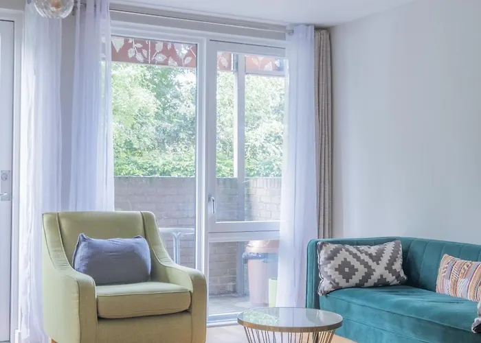 Brand New London Flat With Car Park