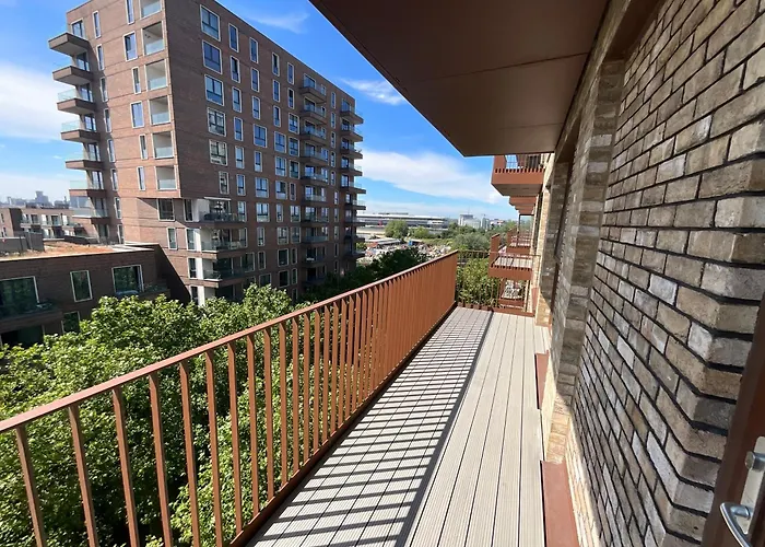 Deluxe Double Bed In Shared Apt Near Canary Wharf, City Airport & O2 Arena With Thames View