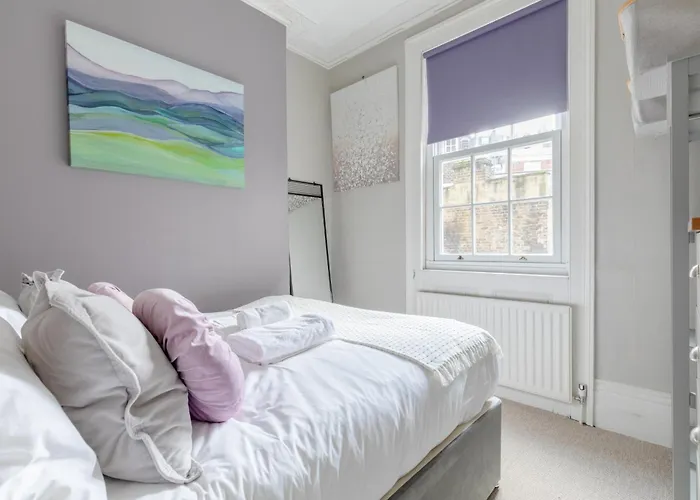 Vogue 1 bed Pimlico flat near Victoria station!
