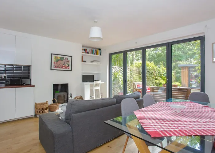 Modern 3 Bedroom Apartment In Brixton