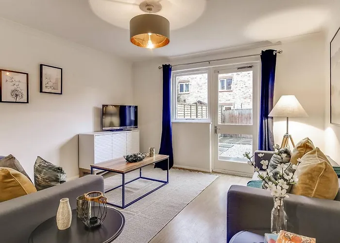 Lovely 4 Bedroom House With Garden Near Waterloo