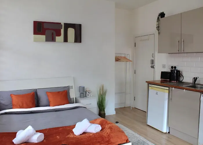 Rustic Hideout Contractor Friendly Spacious Studio