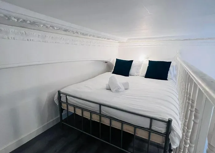 F101-First Floor Flat Fits 3 Near Hyde Park