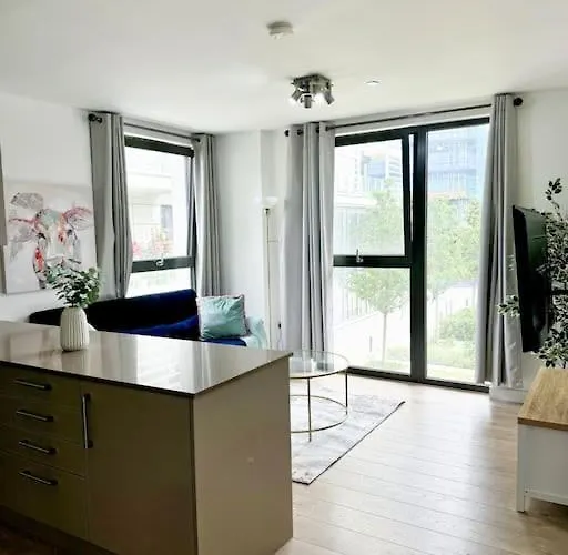 Luxury 2 Bed 2 Bath 1 Min From Station