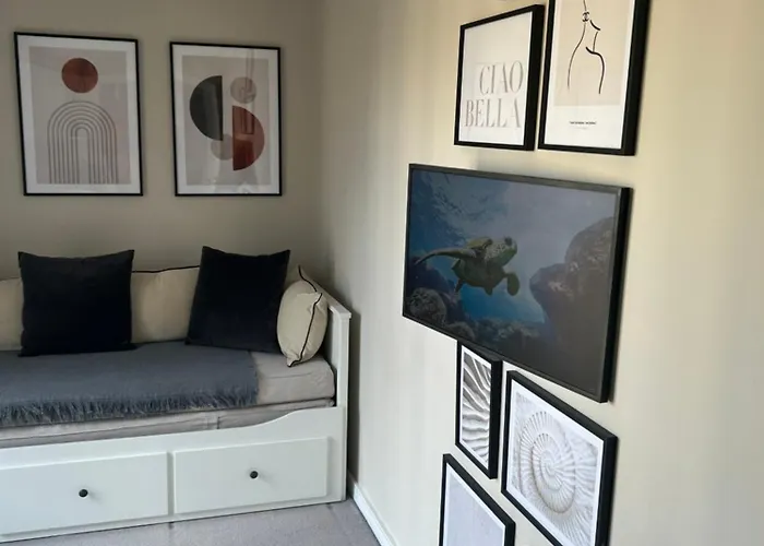 Cosy Bedroom In Luxury Apartment