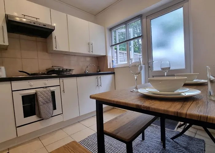 2 Bed Ground Floor Flat With Garden Next To Turnpike Lane Tube & Bus