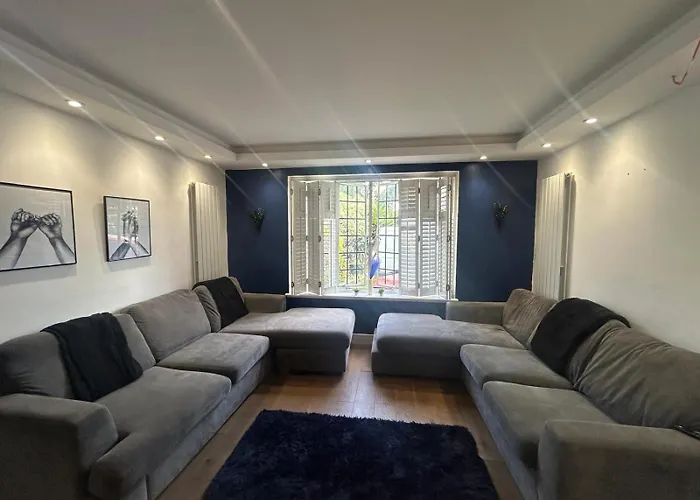 Wandworth, South London Deluxe King Room 2