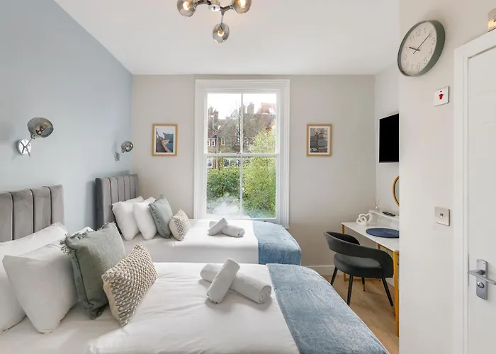 City Living Refined: Studio With Full Kitchen