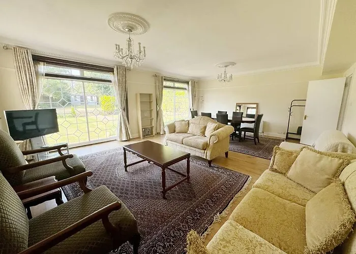 Bright & Spacious House Near Central London