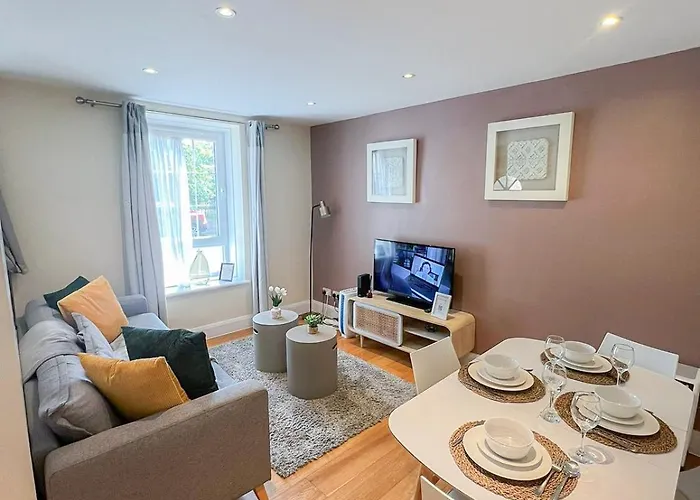 Refined 2 Bedroom Flat Few Steps From The Oval